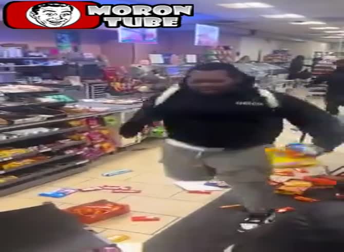 Video :A shop is quickly emptied by a tape